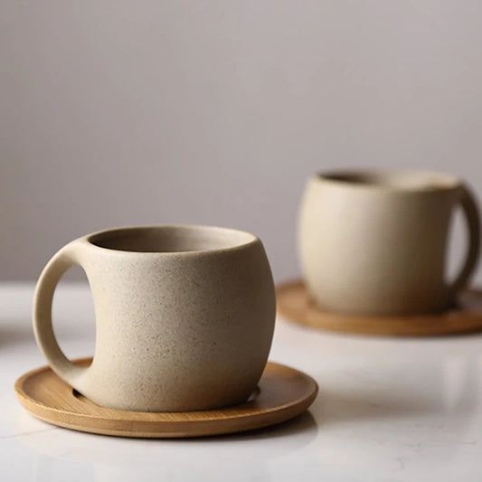 Tasses en céramique beige avec plateau